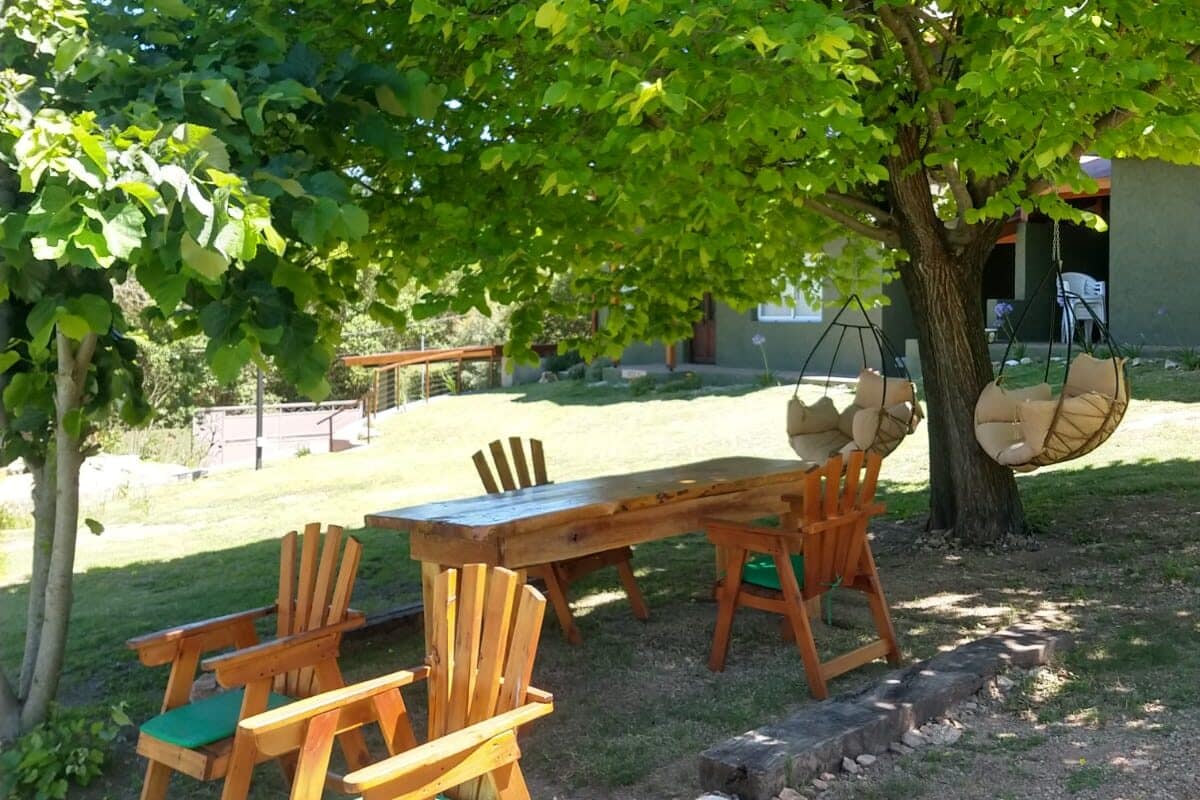 complejo-cabanas-area-descanso-arbolada