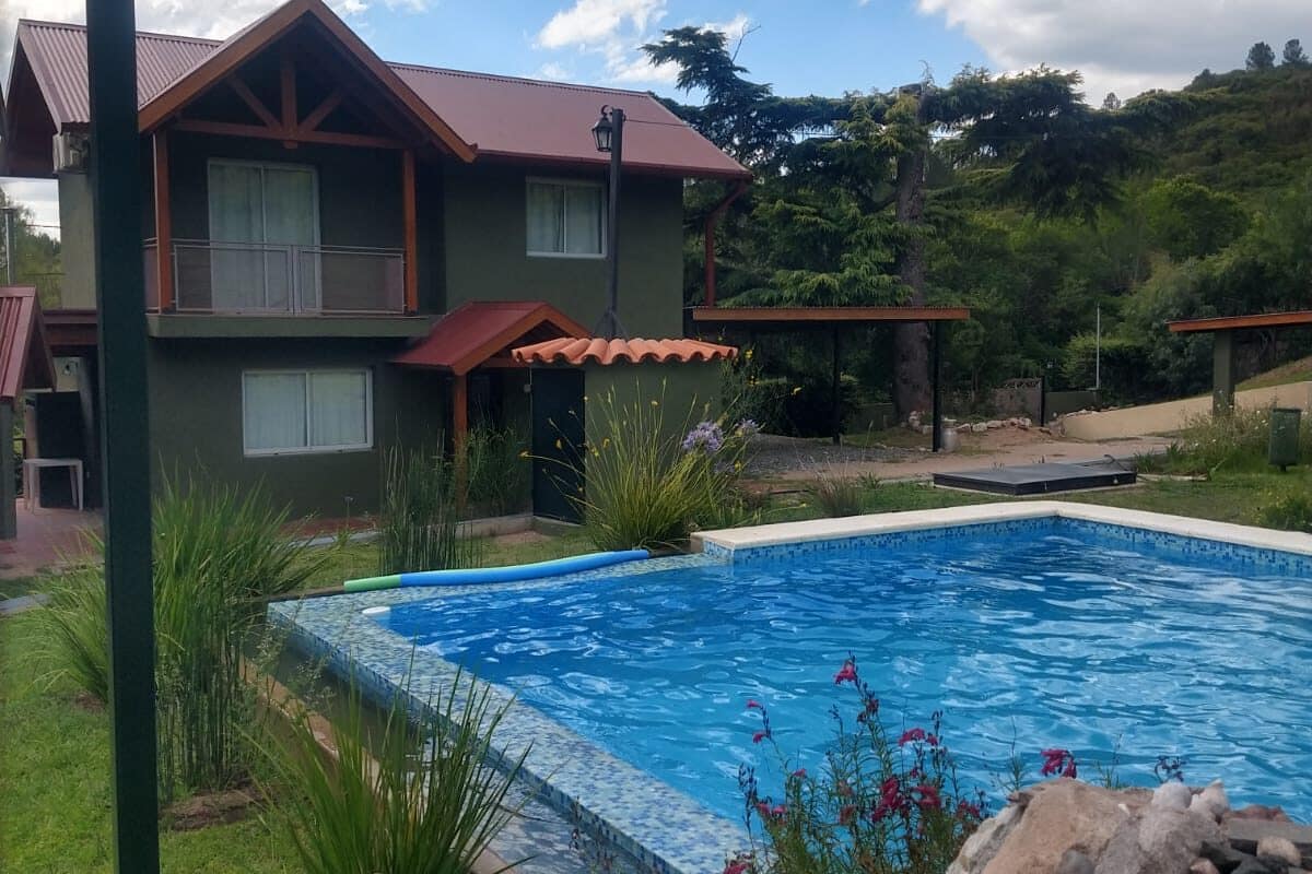complejo-cabanas-pileta-frente-cabanas