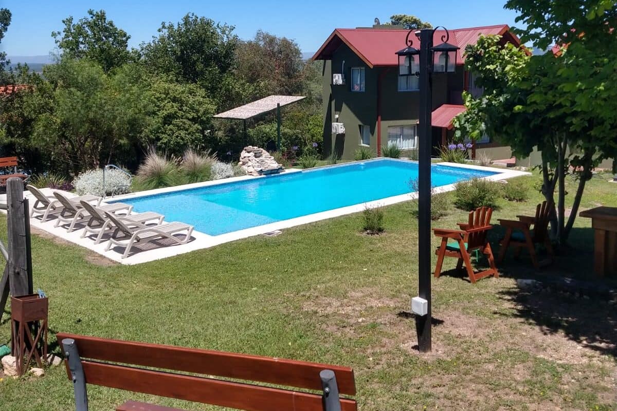complejo-cabanas-pileta-vista-parque