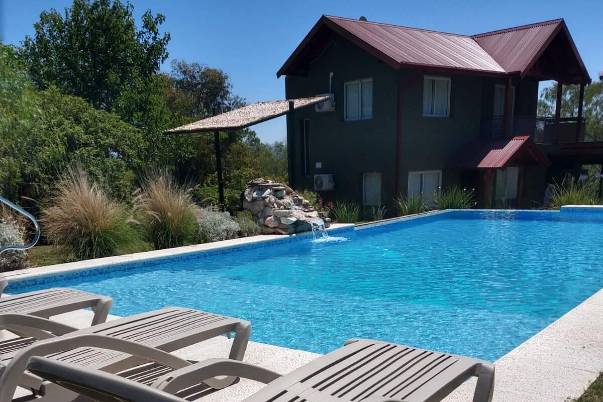 complejo-cabanas-reposeras-sector-pileta